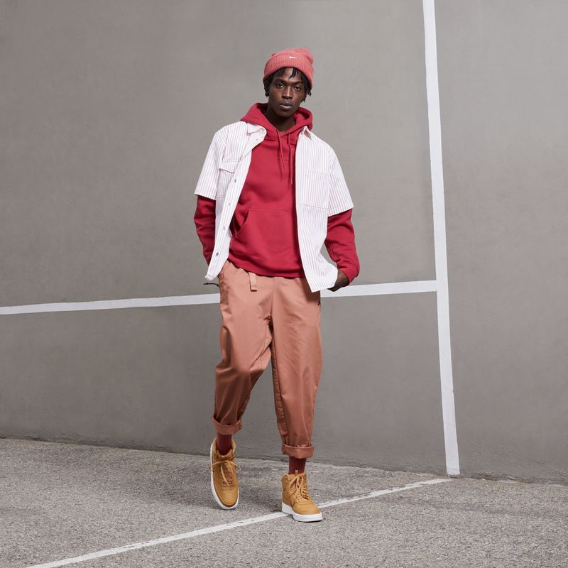 Tenis-nike-para-hombre-Nike-Court-Vision-Mid-Wntr-para-moda-color-amarillo.-Vista-Cuerpo-Completo-Modelo