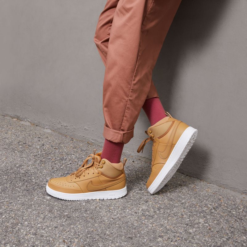 Tenis-nike-para-hombre-Nike-Court-Vision-Mid-Wntr-para-moda-color-amarillo.-Vista-Lateral-Sobre-Modelo