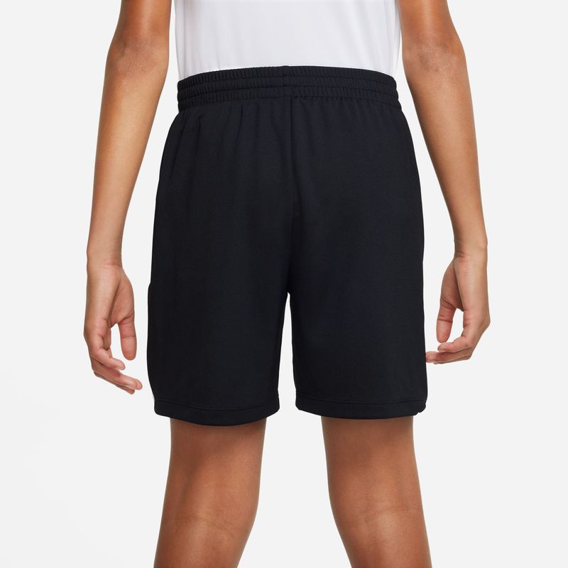 Pantaloneta-nike-para-niño-B-Nk-Df-Multi-Short-Hbr-para-moda-color-negro.-Reverso-Sobre-Modelo