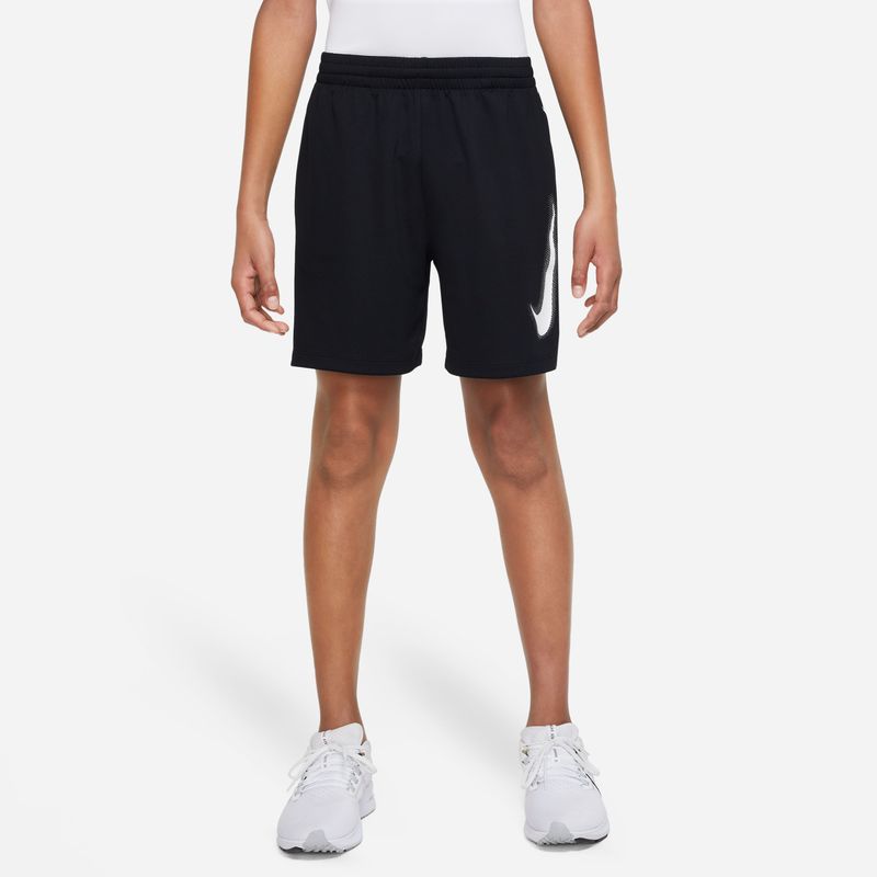 Pantaloneta-nike-para-niño-B-Nk-Df-Multi-Short-Hbr-para-moda-color-negro.-Frente-Sobre-Modelo