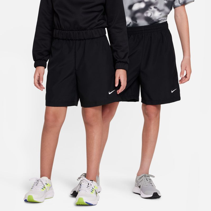 Pantaloneta-nike-para-niño-B-Nk-Df-Multi-Wvn-Short-para-moda-color-blanco.-Frente-Sobre-Modelo