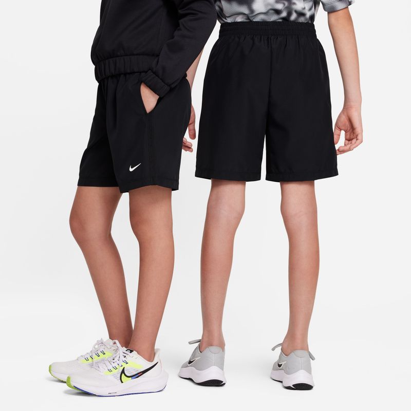 Pantaloneta-nike-para-niño-B-Nk-Df-Multi-Wvn-Short-para-moda-color-blanco.-Reverso-Sobre-Modelo
