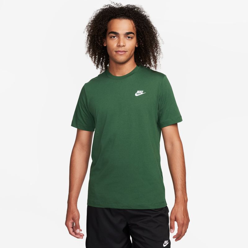 Camiseta-Manga-Corta-nike-para-hombre-M-Nsw-Club-Tee-para-moda-color-multicolor.-Frente-Sobre-Modelo
