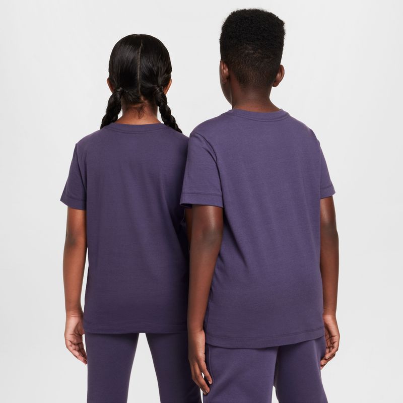 Camiseta-Manga-Corta-nike-para-niño-K-Nsw-Tee-Jdi-Hbr-Gfx-Fill-para-moda-color-morado.-Reverso-Sobre-Modelo
