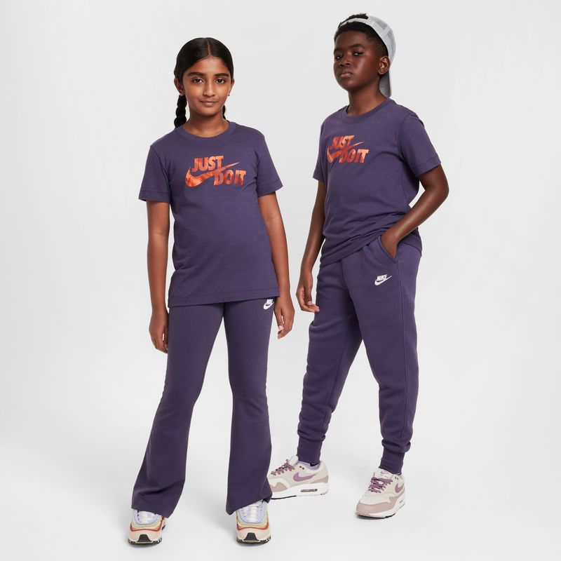 Camiseta-Manga-Corta-nike-para-niño-K-Nsw-Tee-Jdi-Hbr-Gfx-Fill-para-moda-color-morado.-Frente-Sin-Modelo