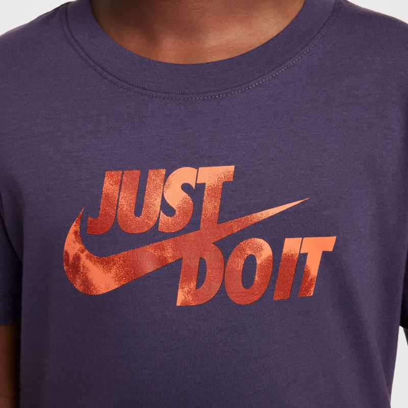 Camiseta-Manga-Corta-nike-para-niño-K-Nsw-Tee-Jdi-Hbr-Gfx-Fill-para-moda-color-morado.-Detalle-5-
