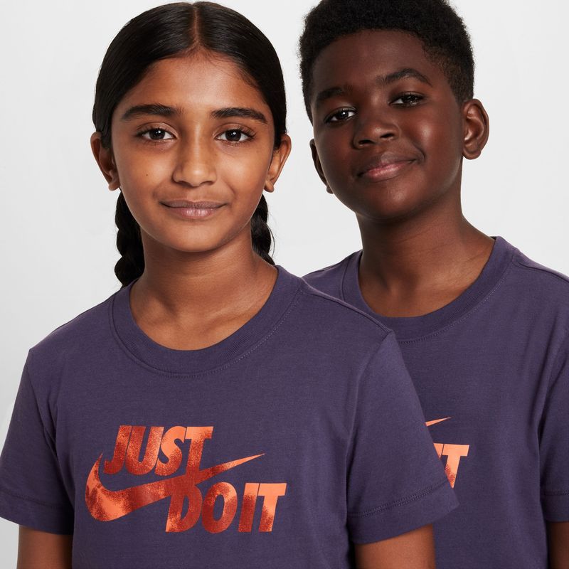 Camiseta-Manga-Corta-nike-para-niño-K-Nsw-Tee-Jdi-Hbr-Gfx-Fill-para-moda-color-morado.-Vista-Zoom-Frontal-