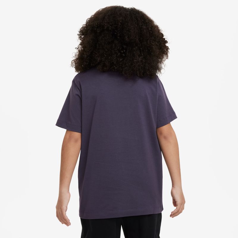Camiseta-Manga-Corta-nike-para-niño-K-Nsw-Tee-Jdi-Hbr-Gfx-Fill-para-moda-color-morado.-Reverso-Sobre-Modelo