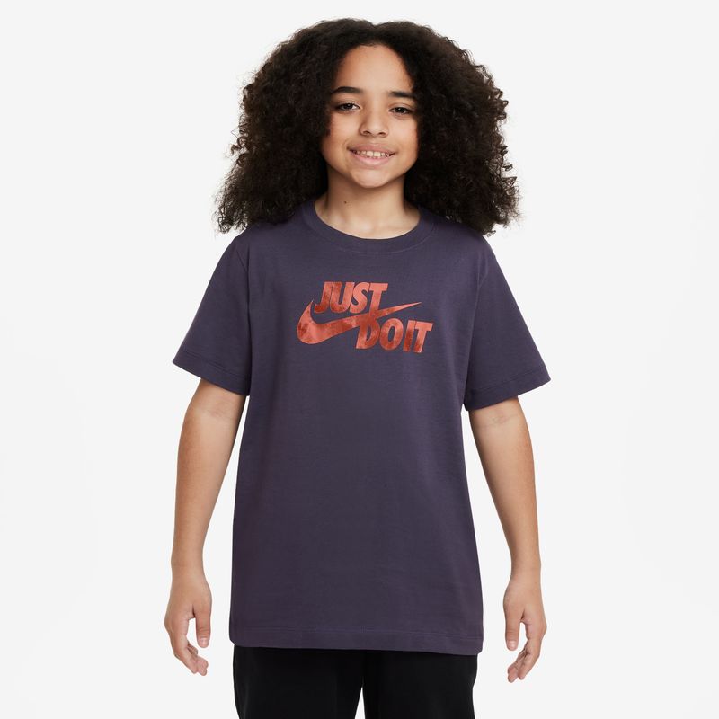 Camiseta-Manga-Corta-nike-para-niño-K-Nsw-Tee-Jdi-Hbr-Gfx-Fill-para-moda-color-morado.-Frente-Sobre-Modelo