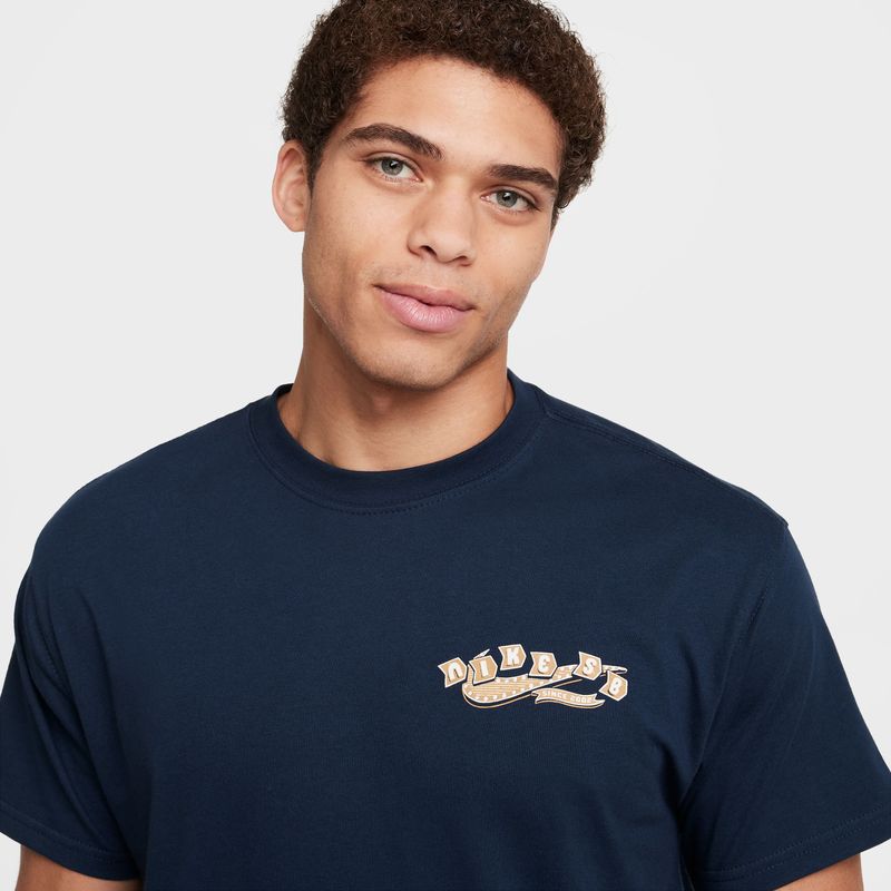 Camiseta-Manga-Corta-nike-para-hombre-U-Nk-Sb-Tee-Oc-Road-Dogs-para-moda-color-azul.-Detalle-5-
