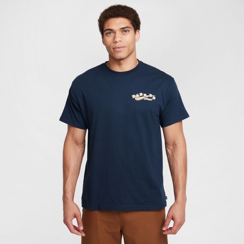 Camiseta-Manga-Corta-nike-para-hombre-U-Nk-Sb-Tee-Oc-Road-Dogs-para-moda-color-azul.-Reverso-Sobre-Modelo