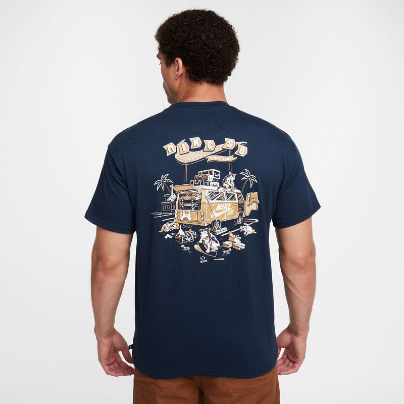 Camiseta-Manga-Corta-nike-para-hombre-U-Nk-Sb-Tee-Oc-Road-Dogs-para-moda-color-azul.-Frente-Sobre-Modelo
