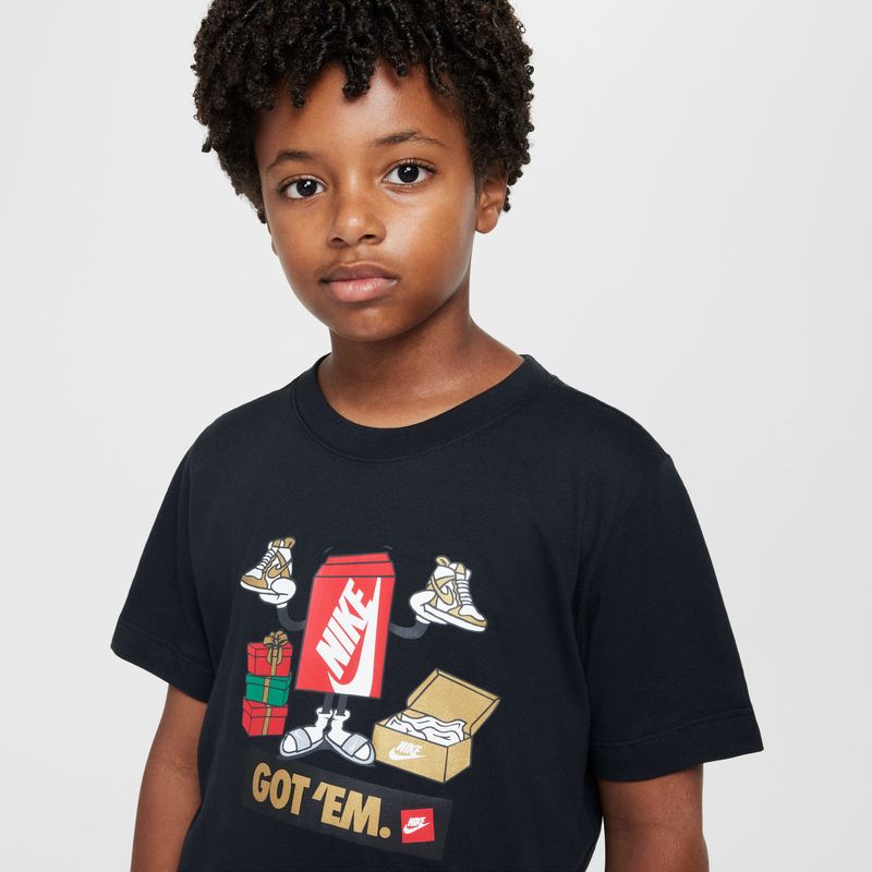 Camiseta-Manga-Corta-nike-para-niño-K-Nsw-Tee-Boxy-Got-Em-para-moda-color-negro.-Detalle-5-