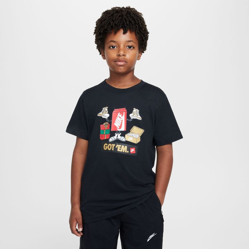 Camiseta-Manga-Corta-nike-para-niño-K-Nsw-Tee-Boxy-Got-Em-para-moda-color-negro.-Frente-Sobre-Modelo