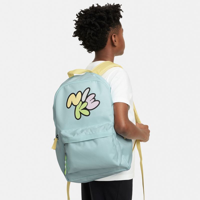 Morral-nike-para-niño-Y-Nk-Heritage-Bkpk---Swooshy-para-moda-color-azul.-Detalle-2