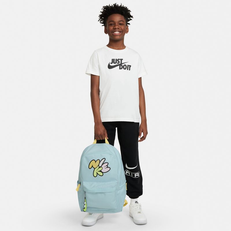 Morral-nike-para-niño-Y-Nk-Heritage-Bkpk---Swooshy-para-moda-color-azul.-Modelo-Accesorio