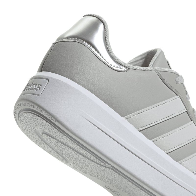 Tenis-adidas-para-mujer-Court-Platform-para-moda-color-gris.-Par-Laterales
