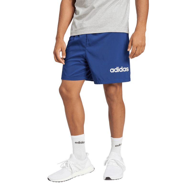 Pantaloneta-adidas-para-hombre-M-Lin-Chelsea-para-moda-color-azul.-Frente-Sobre-Modelo