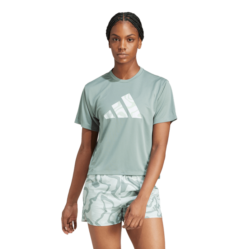 Camiseta-Manga-Corta-adidas-para-mujer-Run-It-Bl-Tee-W-para-correr-color-verde.-Frente-Sobre-Modelo