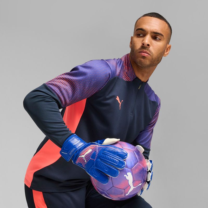 Guantes-puma-para-hombre-Puma-Ultra-Play-Rc-para-futbol-color-azul.-Frente-Sobre-Modelo