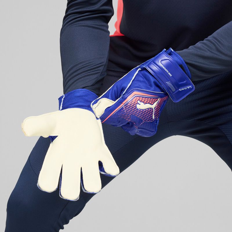 Guantes-puma-para-hombre-Puma-Ultra-Play-Rc-para-futbol-color-azul.-Posterior-Sobre-Modelo