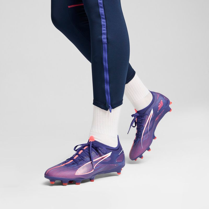 Guayos-puma-para-hombre-Ultra-5-Match-Fg-Ag-para-futbol-color-azul.-Lateral-Sobre-Modelo