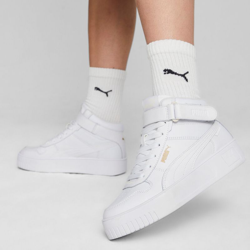 Tenis-puma-para-mujer-Carina-Street-Mid-Wns-para-moda-color-blanco.-Lateral-Sobre-Modelo
