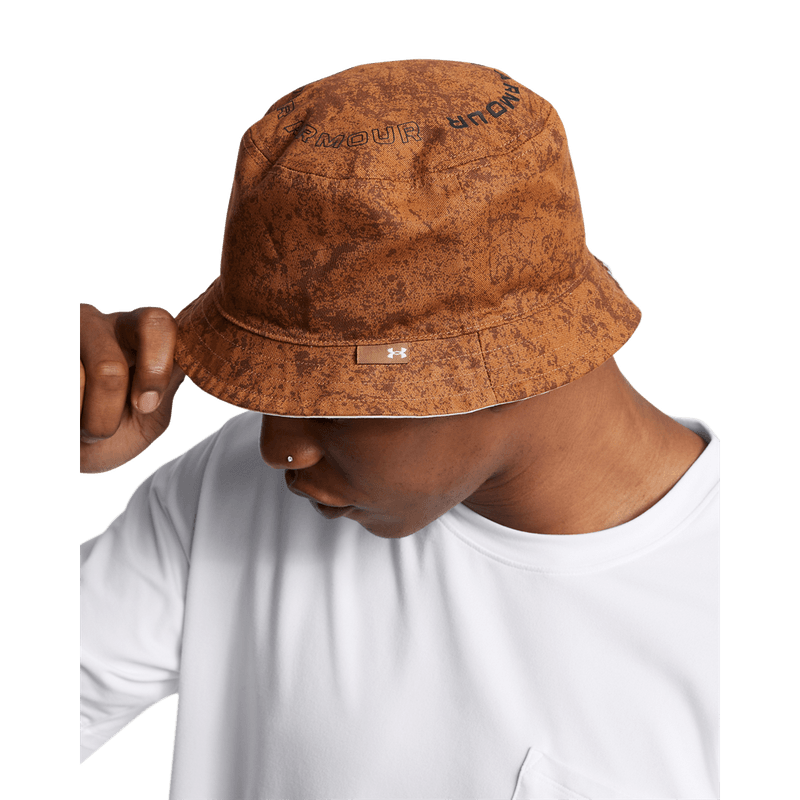 Gorro-under-armour-para-hombre-Reversible-Sportstyle-Bucket-para-entrenamiento-color-blanco.-Frente-Sobre-Modelo
