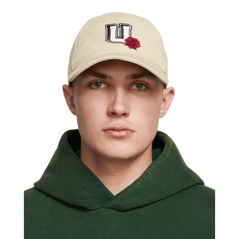 Gorra-under-armour-para-hombre-Sportstyle-Corduroy-Adj-para-entrenamiento-color-beige.-Frente-Sobre-Modelo