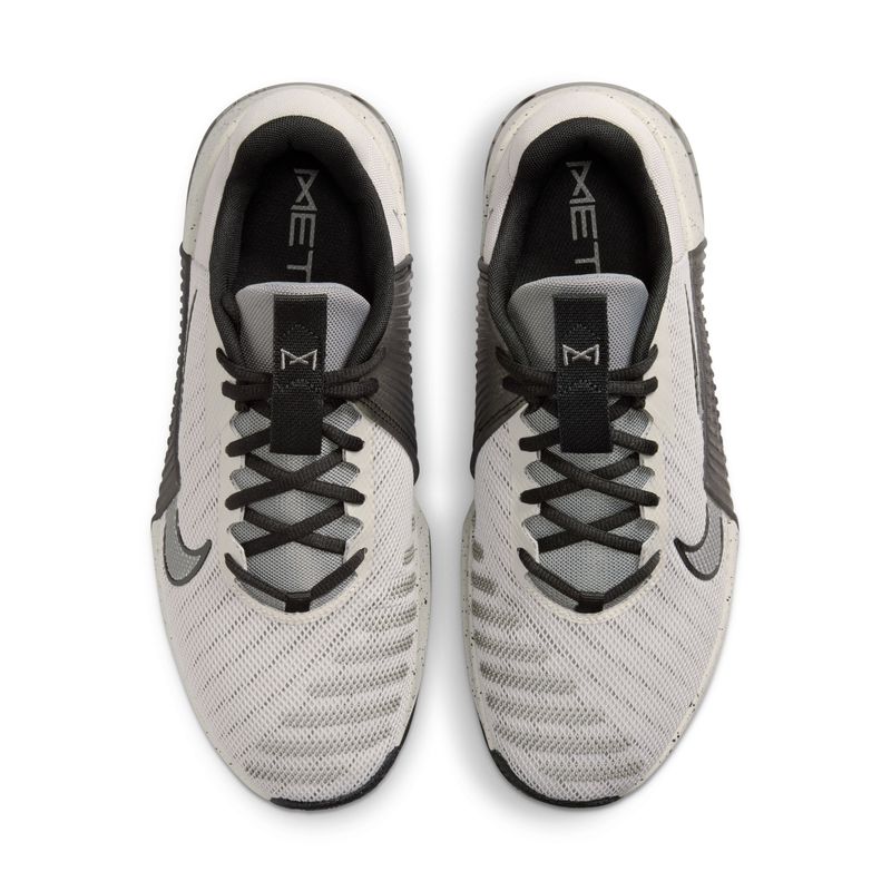 Tenis-nike-para-hombre-M-Nike-Metcon-9-para-entrenamiento-color-gris.-Capellada