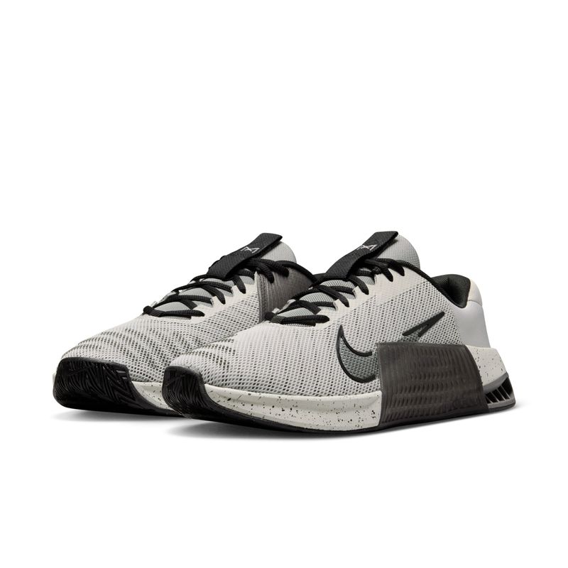 Tenis-nike-para-hombre-M-Nike-Metcon-9-para-entrenamiento-color-gris.-Par-Alineados