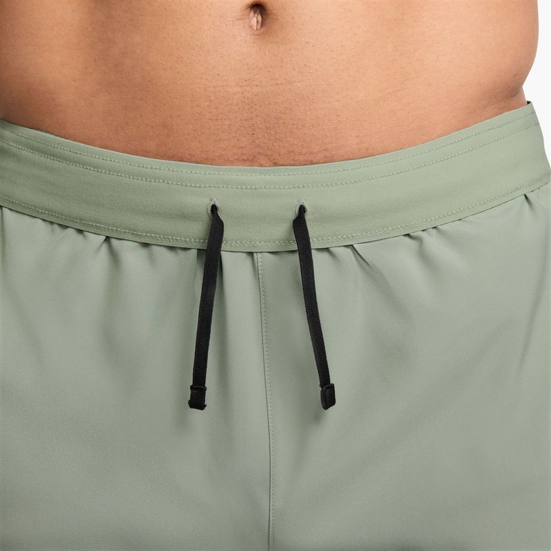 Pantaloneta-nike-para-hombre-M-Nk-Df-Challenger-7Ul-Short-para-correr-color-verde.-Detalle-2
