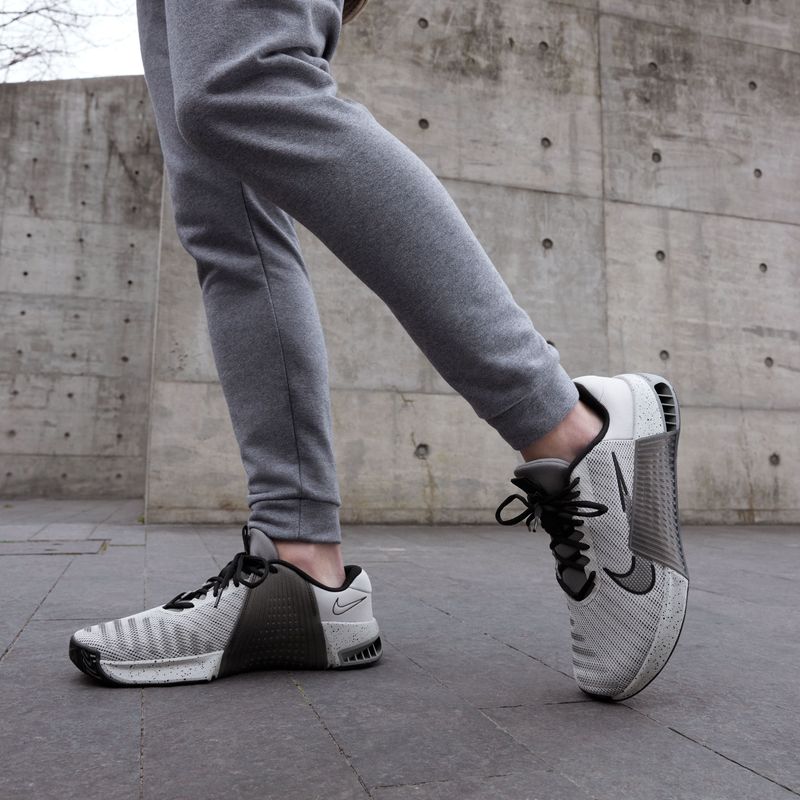 Tenis-nike-para-hombre-M-Nike-Metcon-9-para-entrenamiento-color-gris.-Vista-Lateral-Sobre-Modelo