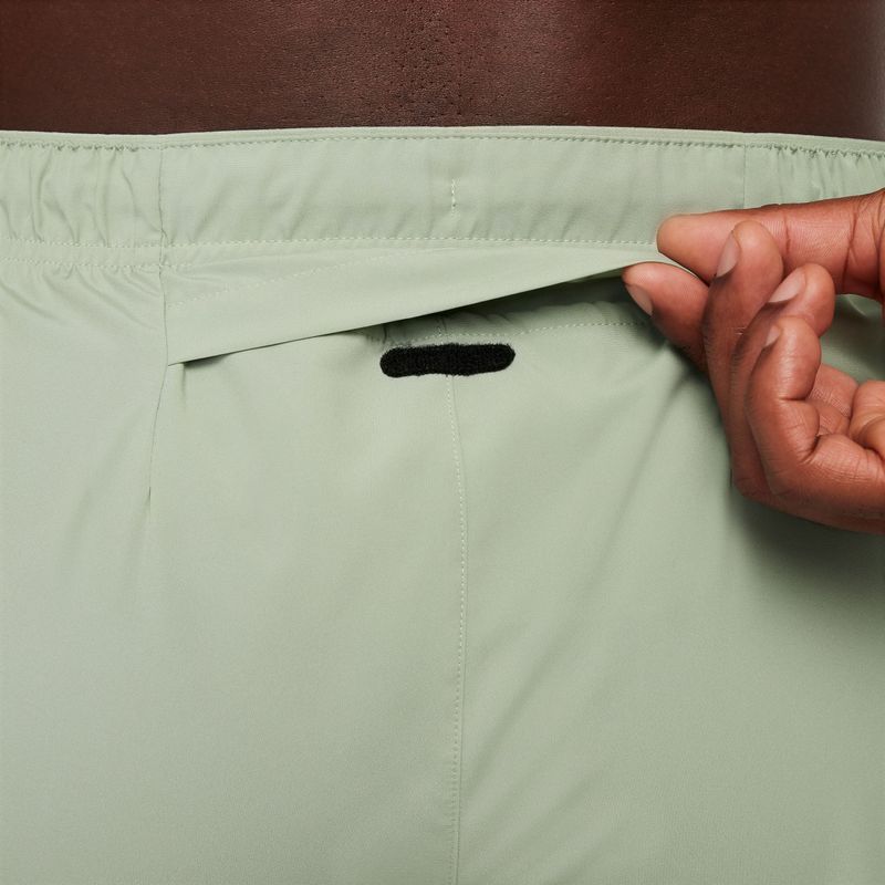 Pantaloneta-nike-para-hombre-M-Nk-Df-Challenger-7Ul-Short-para-correr-color-verde.-Detalle-12