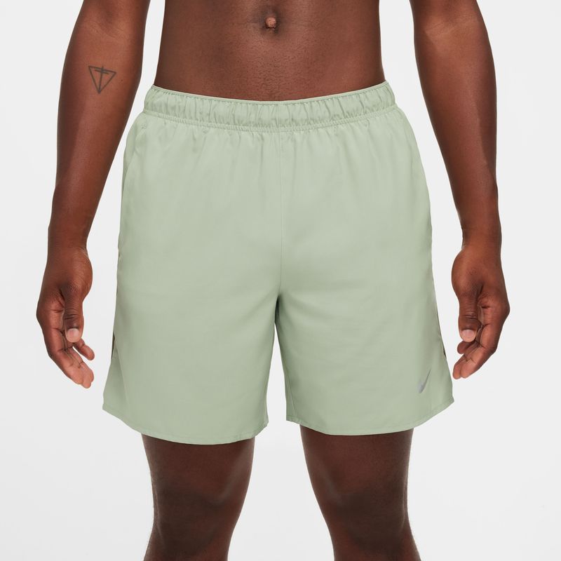 Pantaloneta-nike-para-hombre-M-Nk-Df-Challenger-7Ul-Short-para-correr-color-verde.-Reverso-Sobre-Modelo