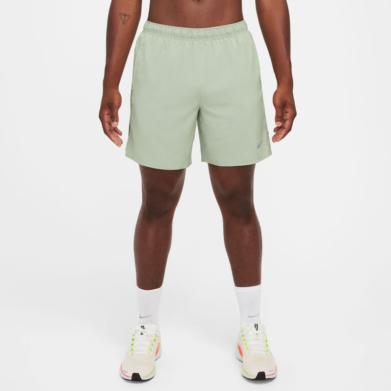 Pantaloneta-nike-para-hombre-M-Nk-Df-Challenger-7Ul-Short-para-correr-color-verde.-Frente-Sobre-Modelo