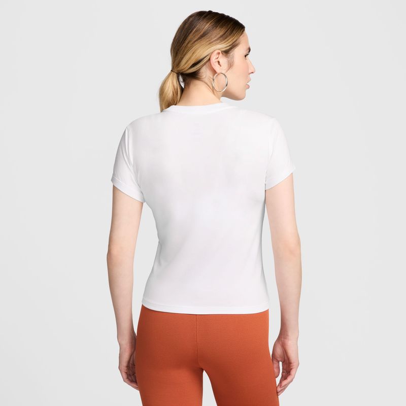 Camiseta-Manga-Corta-nike-para-mujer-W-Nsw-Nk-Chll-Knt-Md-Crp-para-moda-color-blanco.-Reverso-Sobre-Modelo
