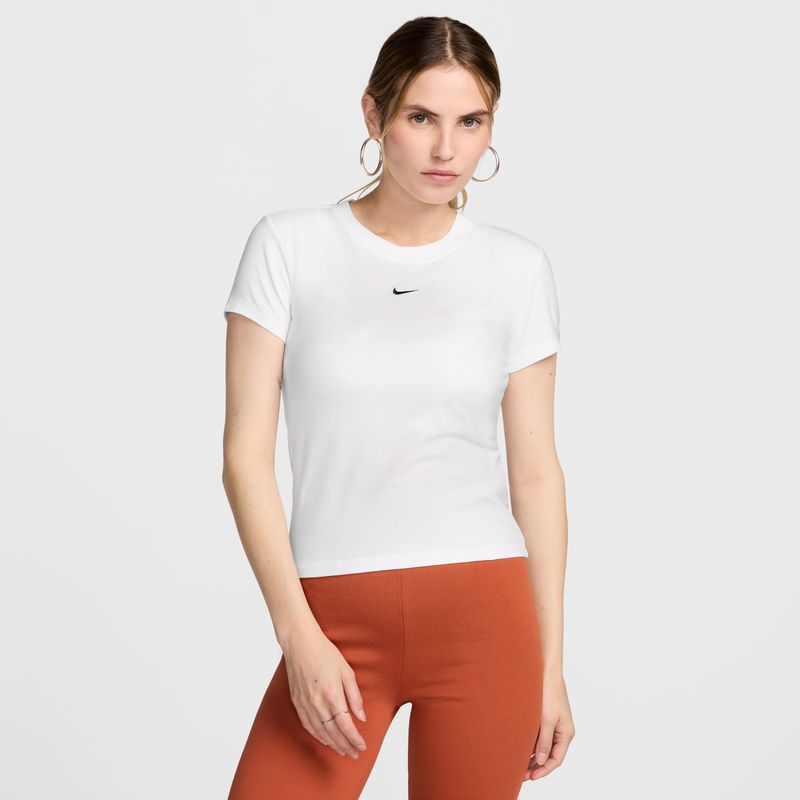 Camiseta-Manga-Corta-nike-para-mujer-W-Nsw-Nk-Chll-Knt-Md-Crp-para-moda-color-blanco.-Frente-Sobre-Modelo
