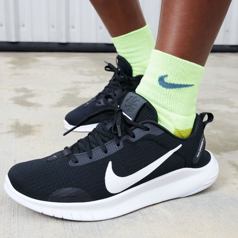 Tenis-nike-para-mujer-W-Flex-Experience-Rn-12-para-entrenamiento-color-negro.-Vista-Lateral-Sobre-Modelo