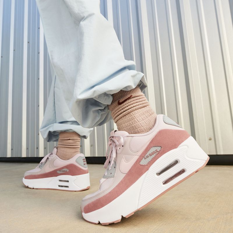 Tenis-nike-para-mujer-Nike-Air-Max-90-Lv8-para-moda-color-gris.-Vista-Lateral-Sobre-Modelo
