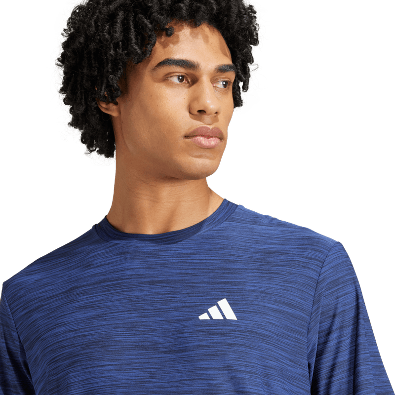 Camiseta-Manga-Corta-adidas-para-hombre-Tr-Es-Stretch-T-para-entrenamiento-color-azul.-Lateral-Sobre-Modelo