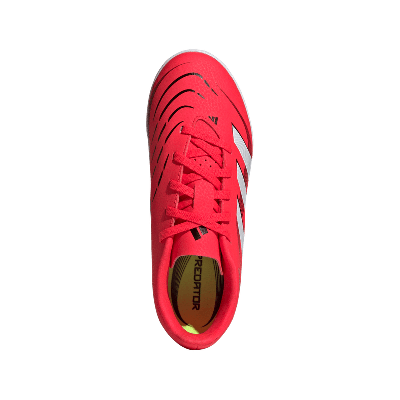 Guayos-adidas-unisex-Predator-Club-Tf-J-para-futbol-color-rojo.-Vista-Lateral-Pares