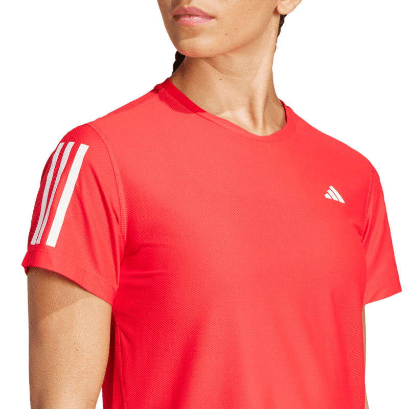 Camiseta-Manga-Corta-adidas-para-mujer-Otr-B-Tee-para-correr-color-rojo.-Detalle-Reflectivo-Modelo