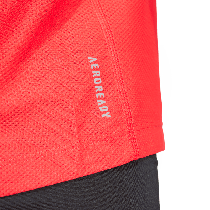 Camiseta-Manga-Corta-adidas-para-mujer-Otr-B-Tee-para-correr-color-rojo.-Lateral-Sobre-Modelo