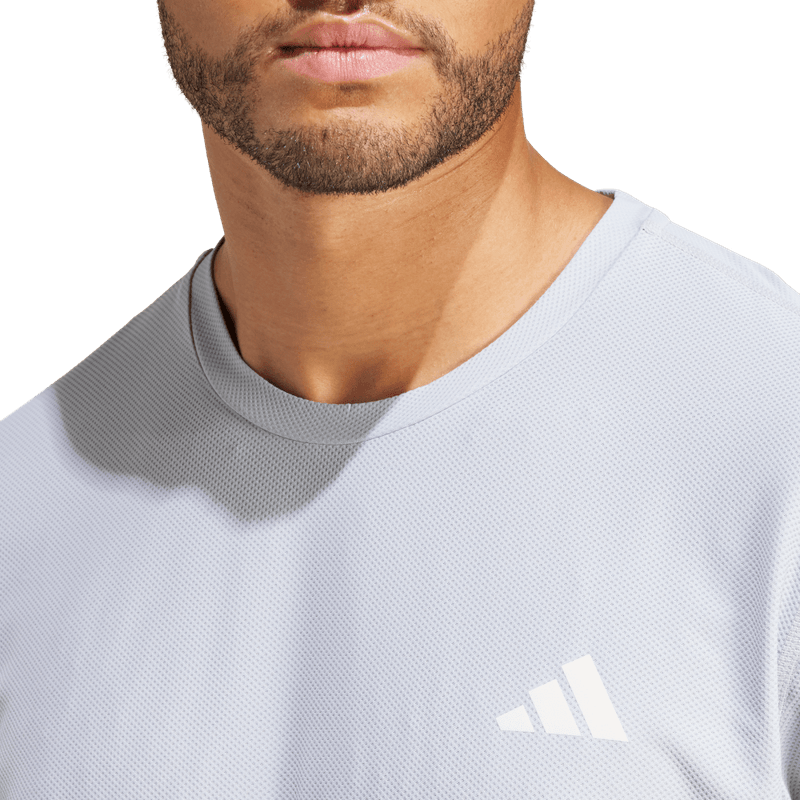 Camiseta-Manga-Corta-adidas-para-hombre-Otr-B-Tee-para-correr-color-gris.-Lateral-Sobre-Modelo