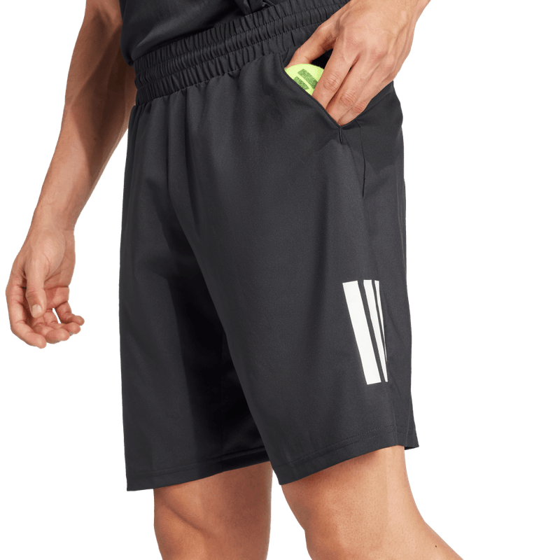 Pantaloneta-adidas-para-hombre-Club-3Str-Short-para-tenis-color-negro.-Lateral-Sobre-Modelo