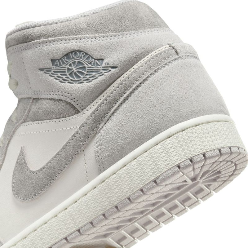 Tenis-nike-para-hombre-Air-Jordan-1-Mid-Se-para-moda-color-gris.-Talon