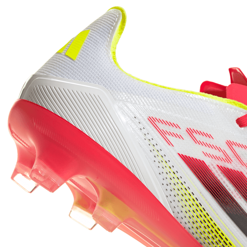 Guayos-adidas-para-hombre-F50-Pro-Fg-para-futbol-color-blanco.-Par-Laterales
