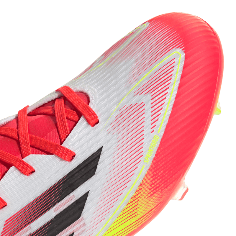 Guayos-adidas-para-hombre-F50-League-Fg-Mg-para-futbol-color-blanco.-Par-Laterales