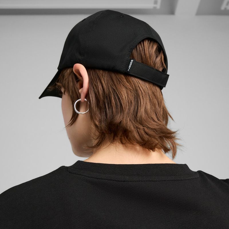 Gorra-puma-para-hombre-Ess-Metal-Puma-Cat-Bb-Cap-para-moda-color-negro.-Posterior-Sobre-Modelo